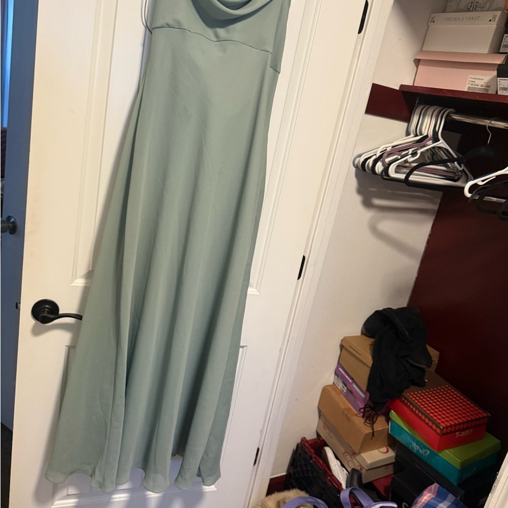 Elegant green maxi dress with matching shoulder shall. With tag. Lrg 10